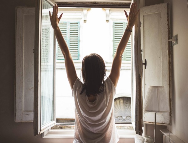 womain waking up in the morning feeling better